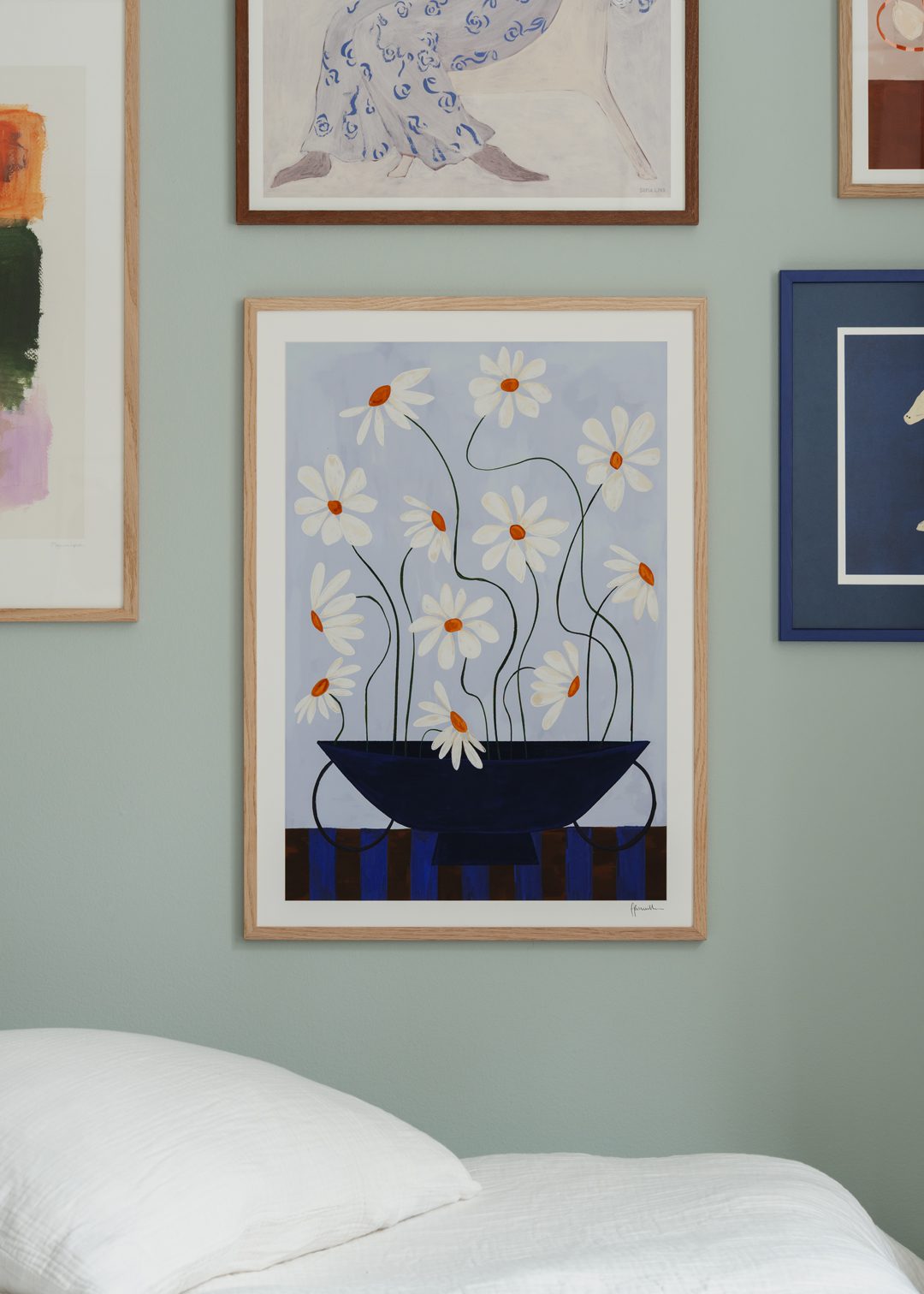 絵画　ブルーデイジー Frankie Penwill, Daisies in Blue Vase art print - The Poster Club